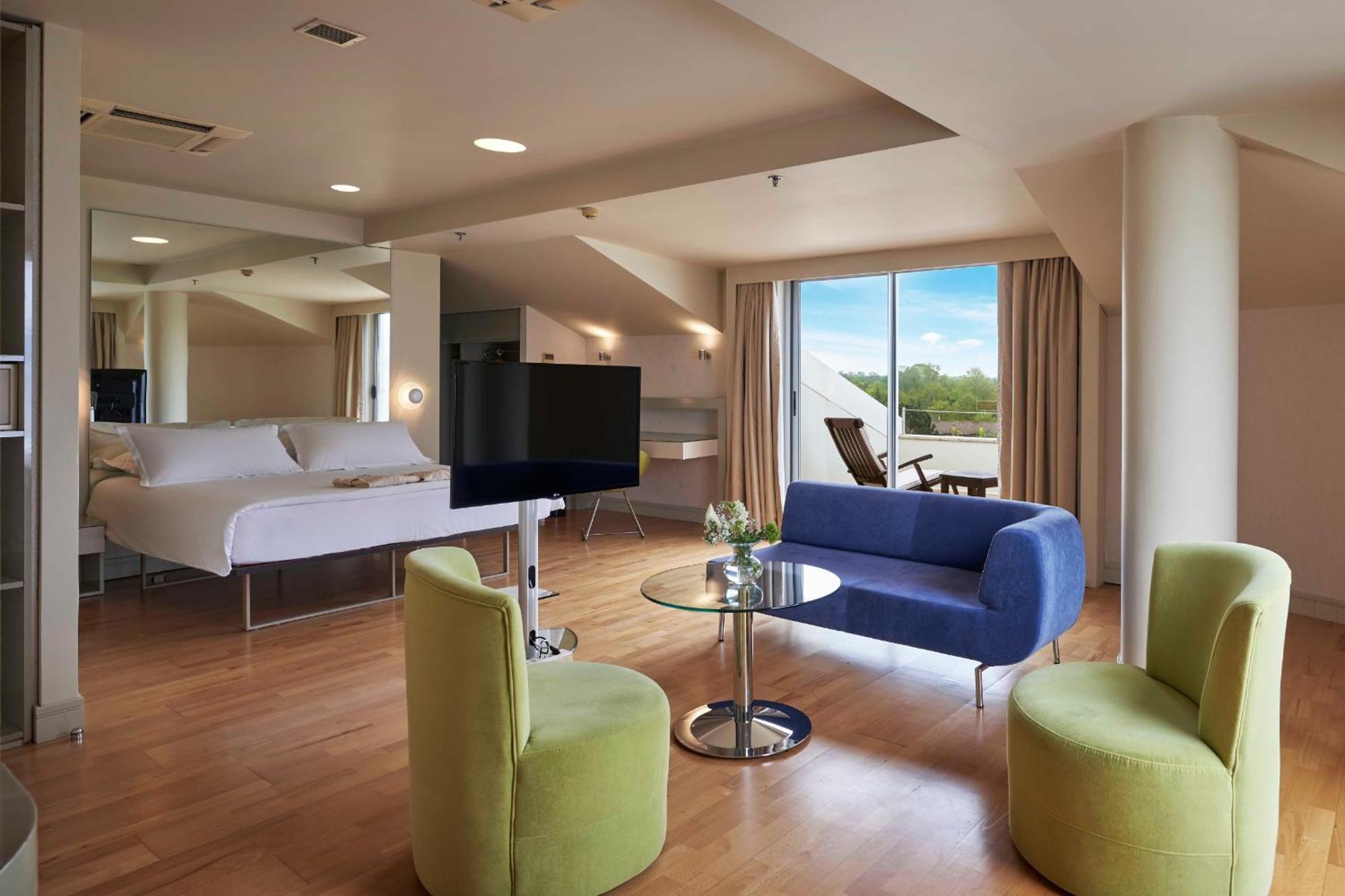 Suite with Hot Tub,1589556851:JPEG